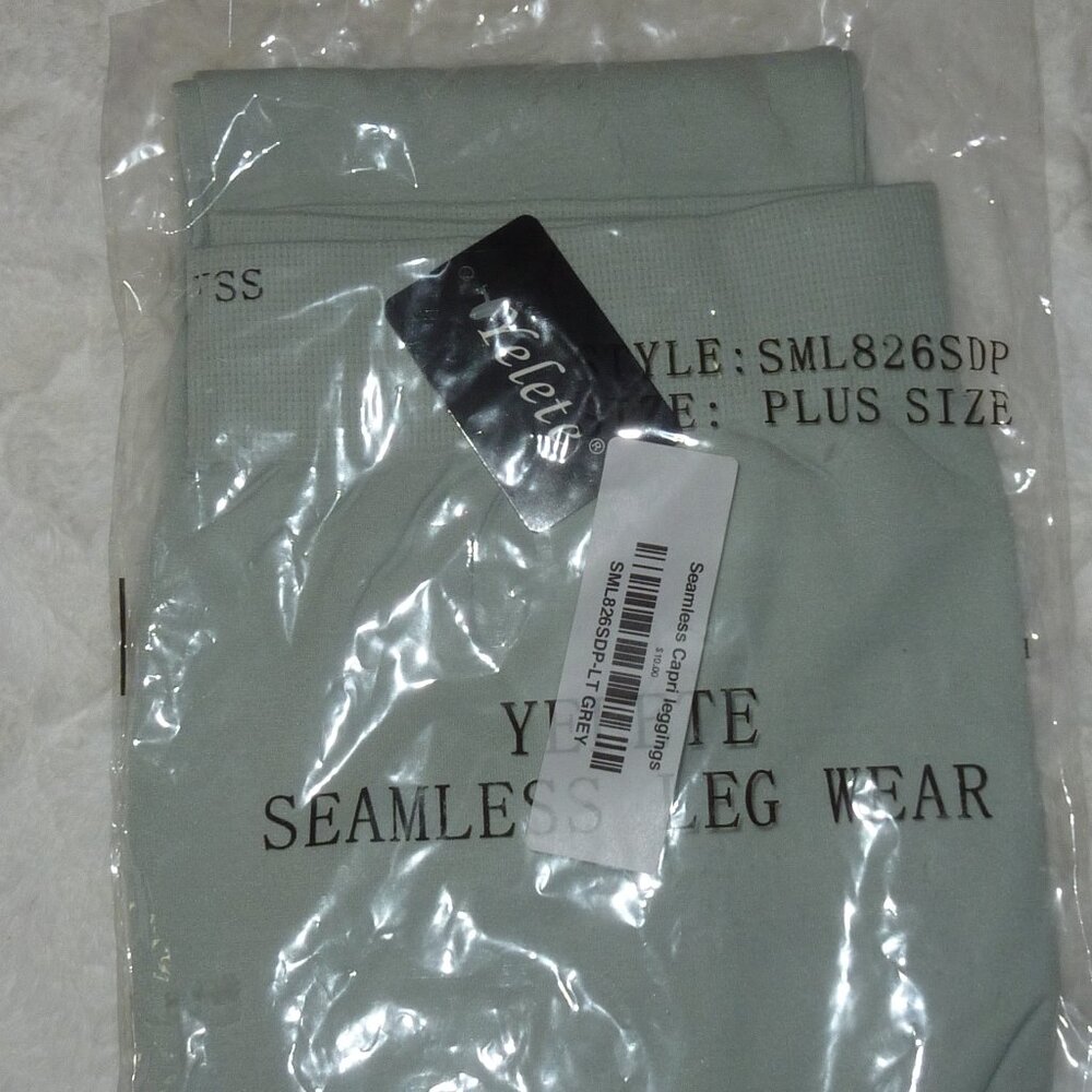 NWT Yelete Seamless Capri Leggings Light Grey Plus Size